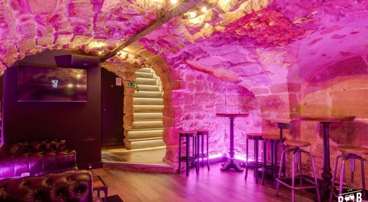 Soir e dans un bar Comment Allier Confort et l gance dans sa Tenue