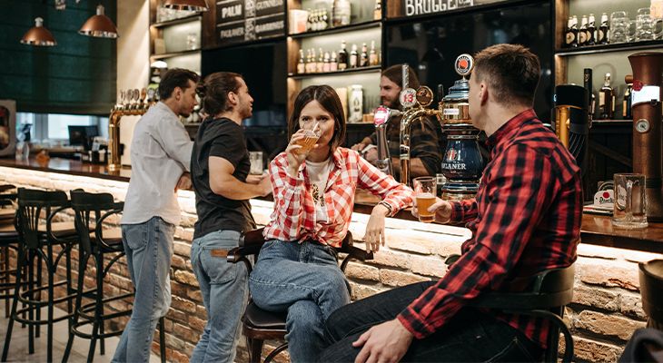 Participer à une soirée célibataire dans un bar club
