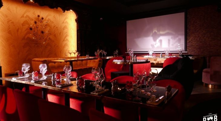 La cuisine qui danse : dîner dans un restaurant dansant La cuisine qui danse : dîner dans un restaurant dansant