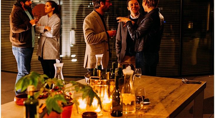 Organiser un Cocktail Dînatoire pour un Pot de Départ dans un Bar 