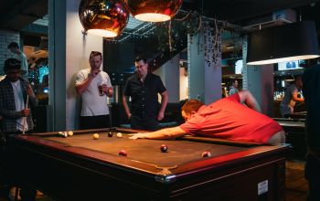 Où jouer tard à Paris ? Guide des meilleurs bars à jeux de nuit Où jouer tard à Paris ? Guide des meilleurs bars à jeux de nuit