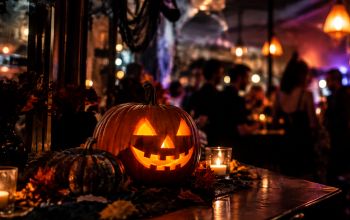 De Samhain aux soirées costumées : la surprenante histoire d’Halloween De Samhain aux soirées costumées : la surprenante histoire d’Halloween
